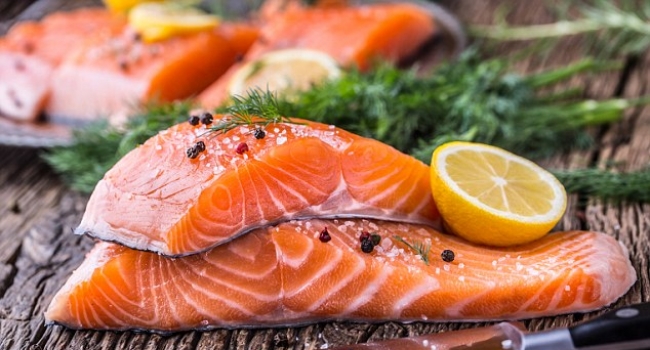 ফ্যাটি ফিশ: স্যামন ও টুনার মতো মাছ ওমেগা-৩ ফ্যাটি অ্যাসিডে ভরপুর। এগুলো স্নায়ুর গঠন ও কার্যকারিতা উন্নত করতে সাহায্য করে।